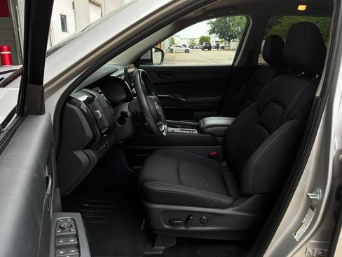 Used 2025 Nissan Pathfinder SV FWD image 10
