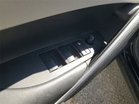 Used 2022 Toyota Corolla Cross L image 25