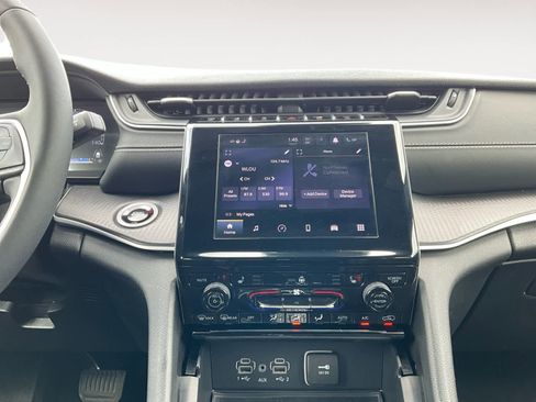 Used 2025 Jeep Grand Cherokee Altitude image 12