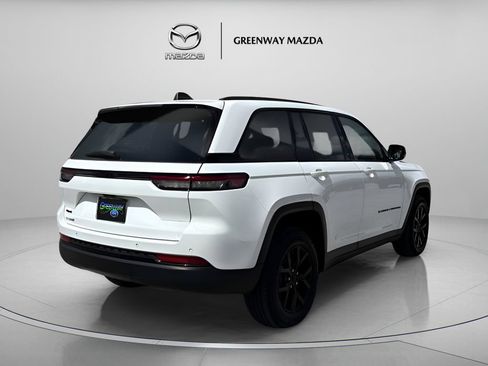 Used 2025 Jeep Grand Cherokee Altitude AWD/4WD image 4