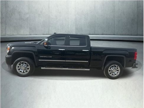 Used 2019 GMC Sierra 2500 Denali w/ Duramax Plus Package AWD/4WD image 2