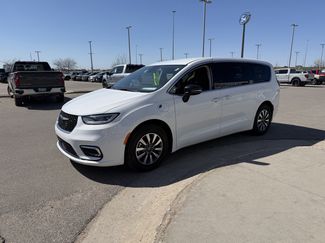 Used 2024 Chrysler Pacifica Limited FWD video 2
