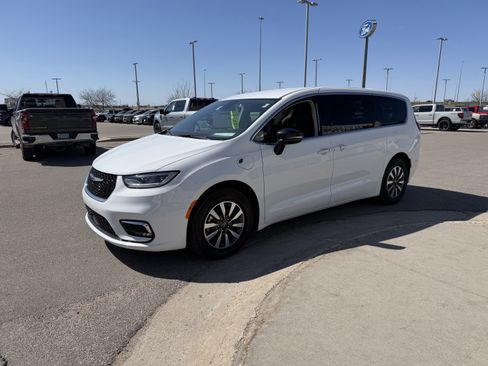 Used 2024 Chrysler Pacifica Limited FWD image 2