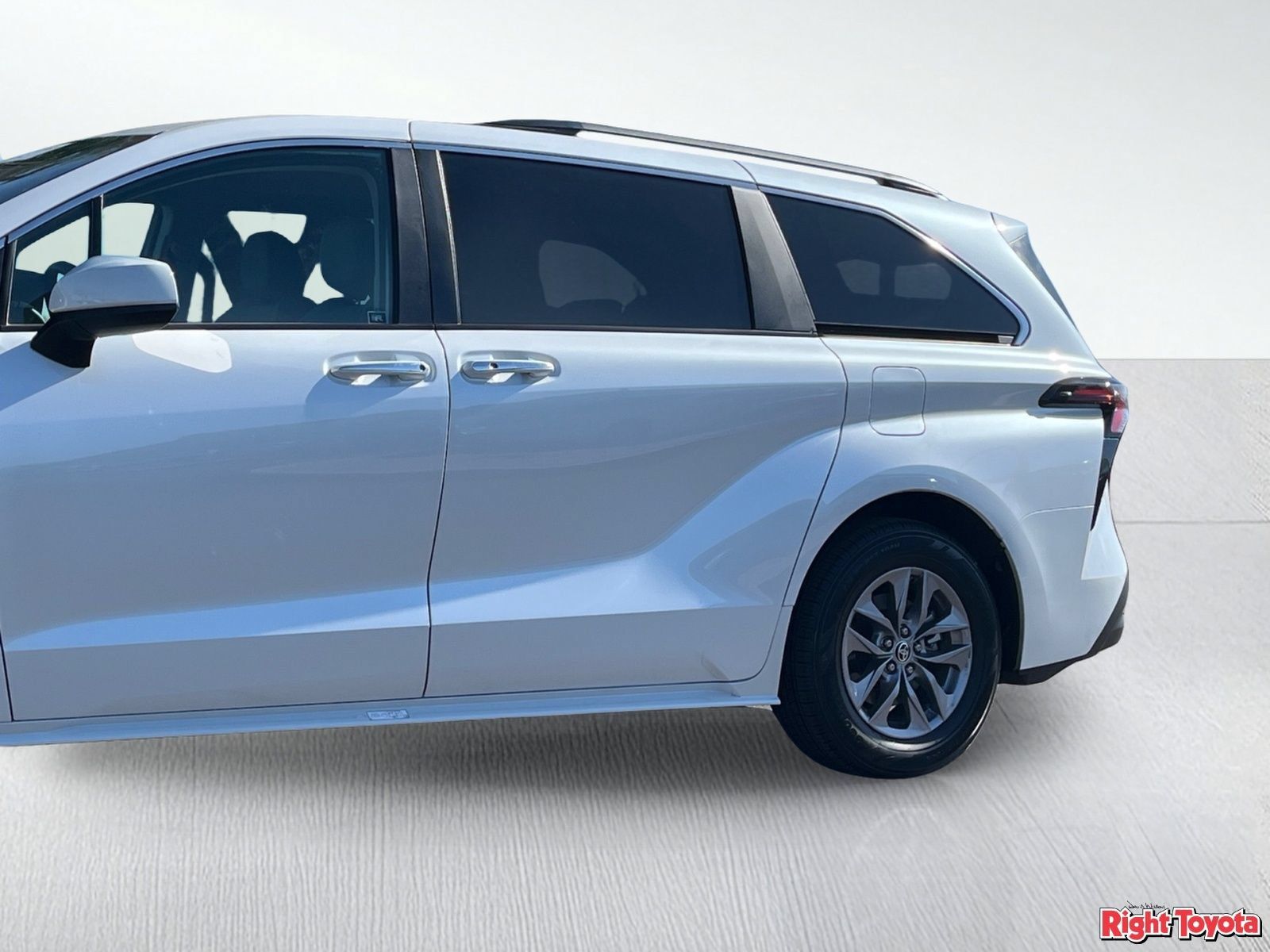 Certified 2024 Toyota Sienna XLE FWD image 10