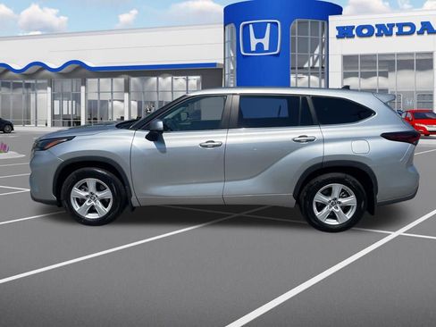 Used 2024 Toyota Highlander LE AWD/4WD image 9