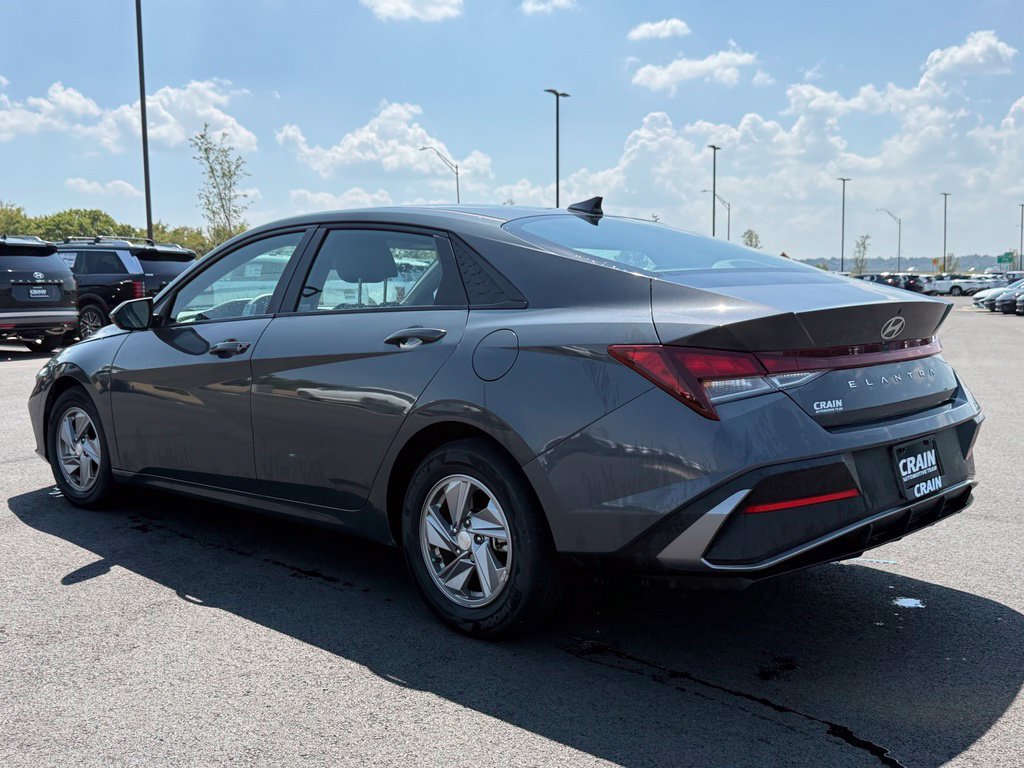 Used 2024 Hyundai Elantra SE FWD image 7
