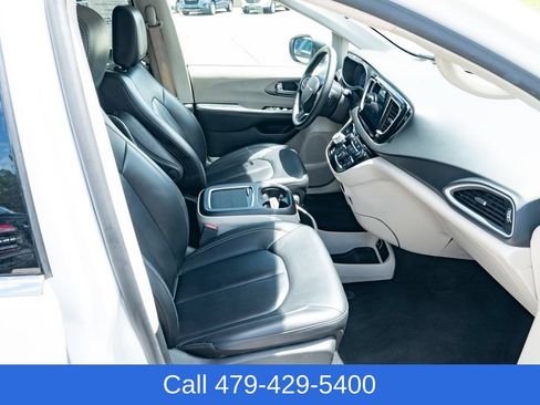 Used 2023 Chrysler Pacifica Touring-L FWD image 44