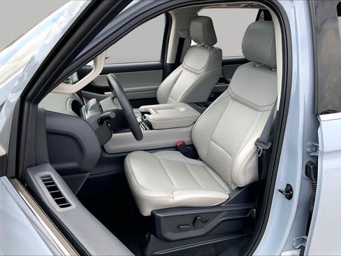 Used 2025 Ford Expedition Active RWD image 8