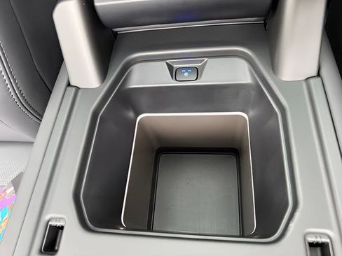 New 2026 Land Rover Defender 110 OCTA image 32