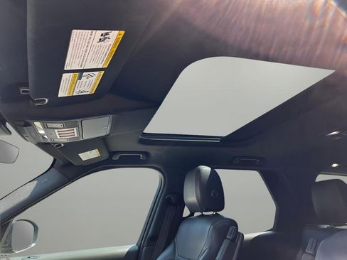 Used 2018 Land Rover Discovery SE image 40