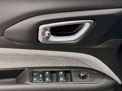 Used 2025 Jeep Compass Latitude image 15