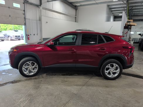 Used 2024 Chevrolet Trax LS w/ LS Convenience Package FWD image 5