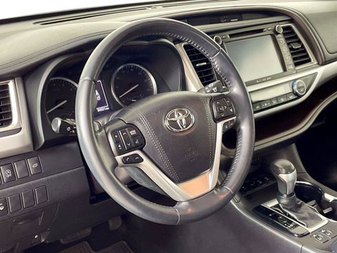 Used 2018 Toyota Highlander XLE AWD/4WD image 19