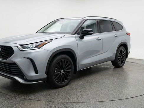 Used 2025 Toyota Highlander XSE AWD/4WD image 3