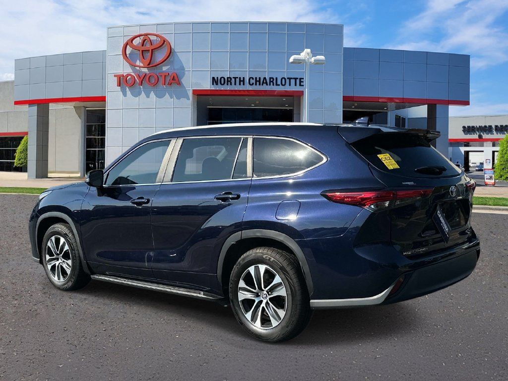 Used 2023 Toyota Highlander XLE FWD image 6