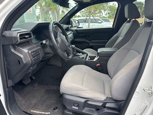 Certified 2025 Toyota Tacoma SR5 AWD/4WD image 5