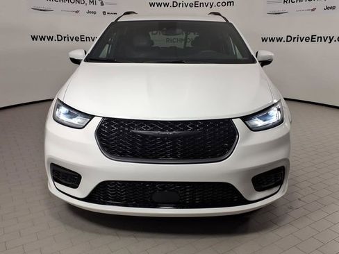 Used 2023 Chrysler Pacifica Touring-L w/ S Appearance Package AWD/4WD image 2