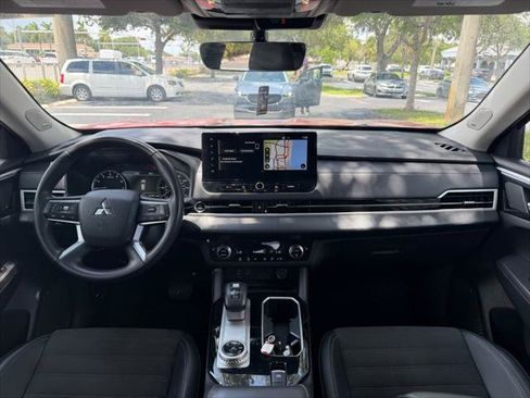 Used 2025 Mitsubishi Outlander SE FWD image 18