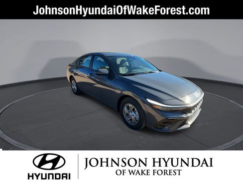 Certified 2025 Hyundai Elantra SE image 2