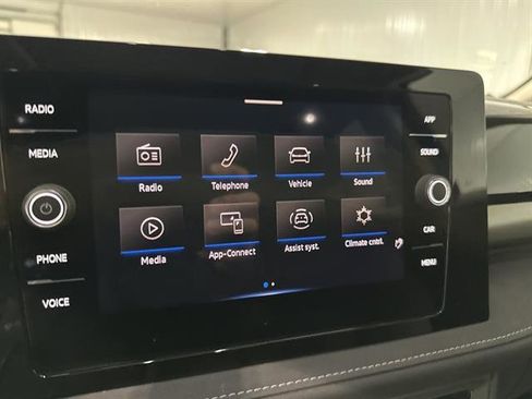 Certified 2025 Volkswagen Taos SE image 24