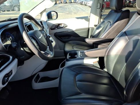 Certified 2023 Chrysler Pacifica Touring-L image 9