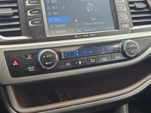 Used 2018 Toyota Highlander XLE AWD/4WD image 25