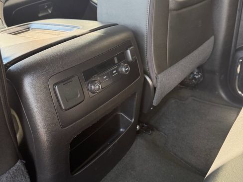 Used 2016 Chevrolet Suburban LT image 10