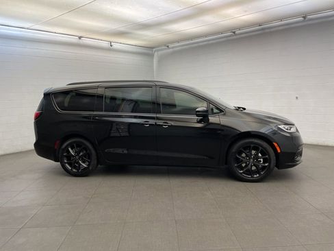 New 2026 Chrysler Pacifica Select image 2