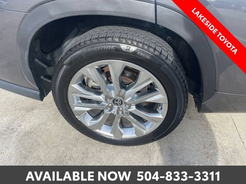 Used 2023 Toyota Highlander Limited FWD image 11