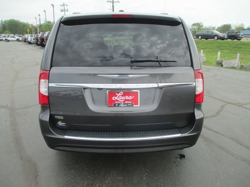 Used 2016 Chrysler Town & Country Touring image 7