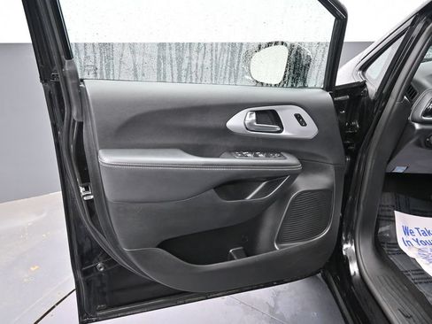 Used 2025 Chrysler Pacifica Limited FWD image 27