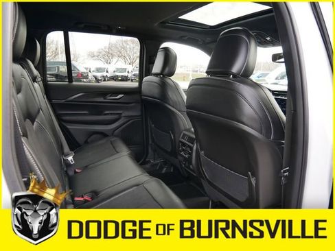 Used 2023 Jeep Grand Cherokee Altitude image 17