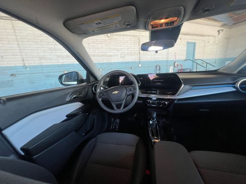 Used 2025 Chevrolet Trax LT FWD image 34