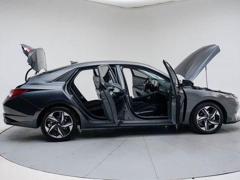 Used 2022 Hyundai Elantra SEL w/ Convenience + Premium Package image 13