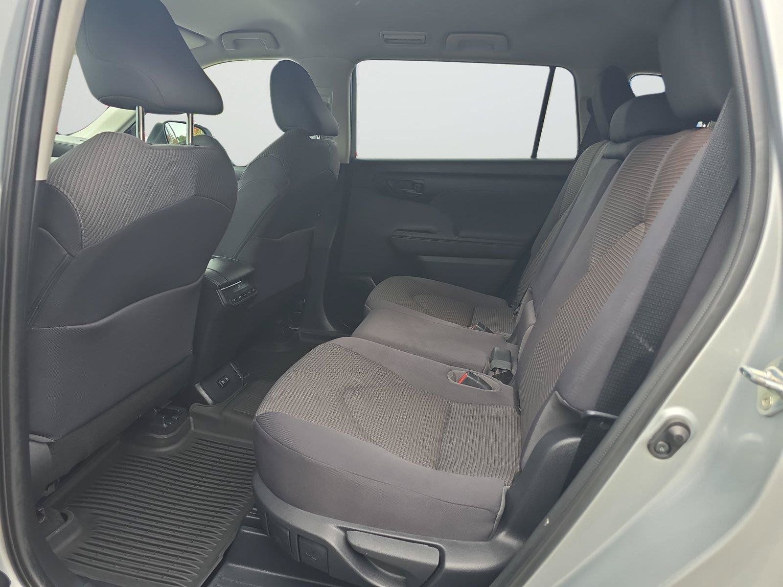 Used 2020 Toyota Highlander LE AWD/4WD image 19