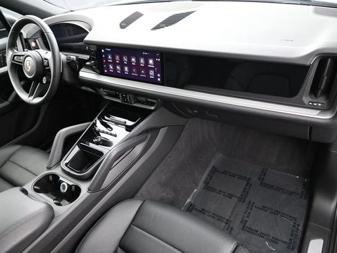 Certified 2025 Porsche Cayenne AWD/4WD image 27