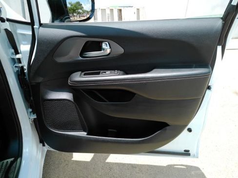 Used 2026 Chrysler Pacifica Select FWD image 18