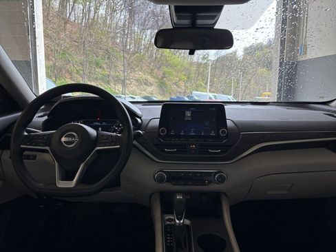 Used 2025 Nissan Altima 2.5 SV FWD image 35