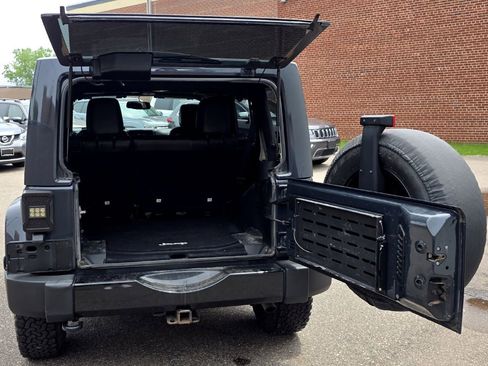 Used 2017 Jeep Wrangler Unlimited Sahara AWD/4WD image 7