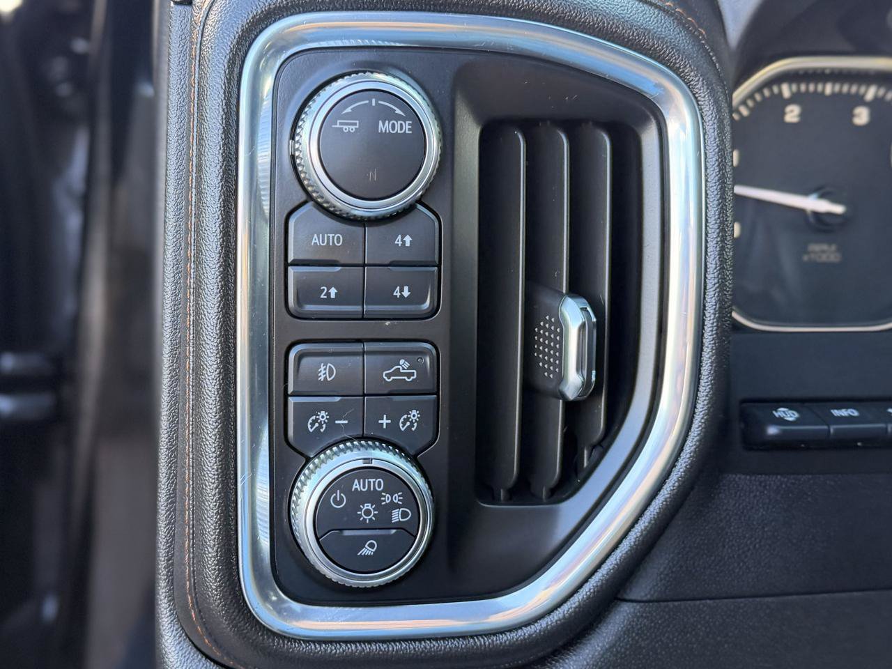 Used 2023 GMC Sierra 2500 AT4 w/ AT4 Premium Plus Package AWD/4WD image 12