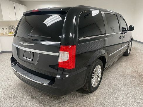 Used 2015 Chrysler Town & Country Touring-L image 5
