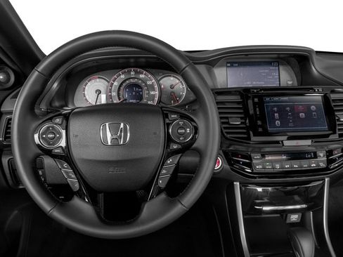 Used 2017 Honda Accord Touring image 7