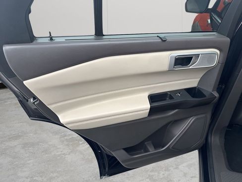 Used 2020 Ford Explorer Platinum w/ Premium Technology Package AWD/4WD image 17