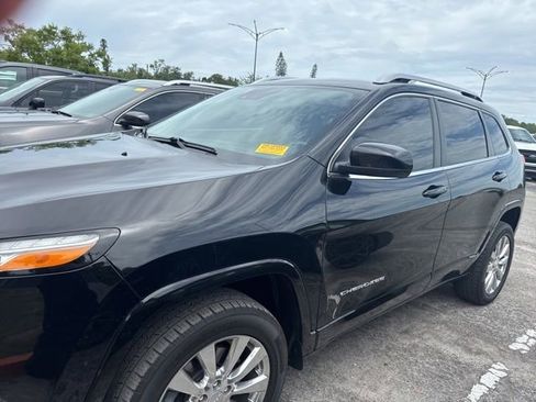 Used 2017 Jeep Cherokee Overland w/ Technology Group AWD/4WD image 4