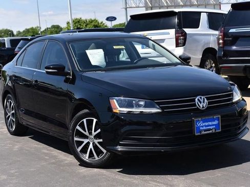 Used 2017 Volkswagen Jetta SE FWD image 2