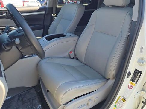 Used 2019 Toyota Highlander XLE FWD image 19
