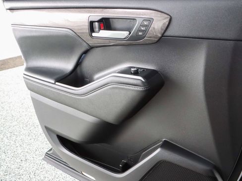 Used 2023 Toyota Highlander Limited image 22