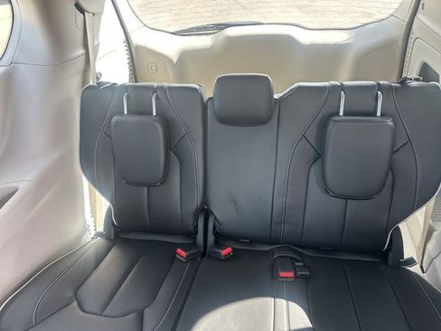 Used 2024 Chrysler Pacifica Limited image 12