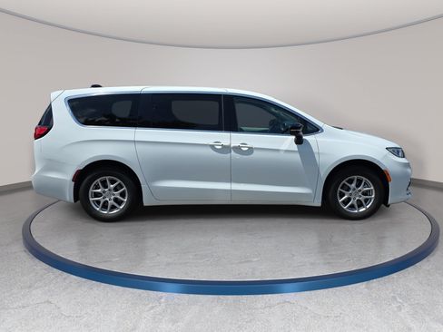 Certified 2024 Chrysler Pacifica Touring-L FWD image 4