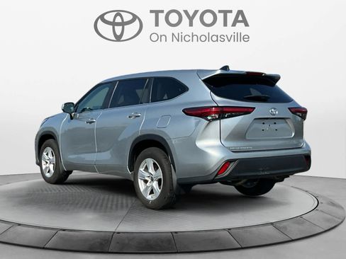Used 2023 Toyota Highlander LE FWD image 3